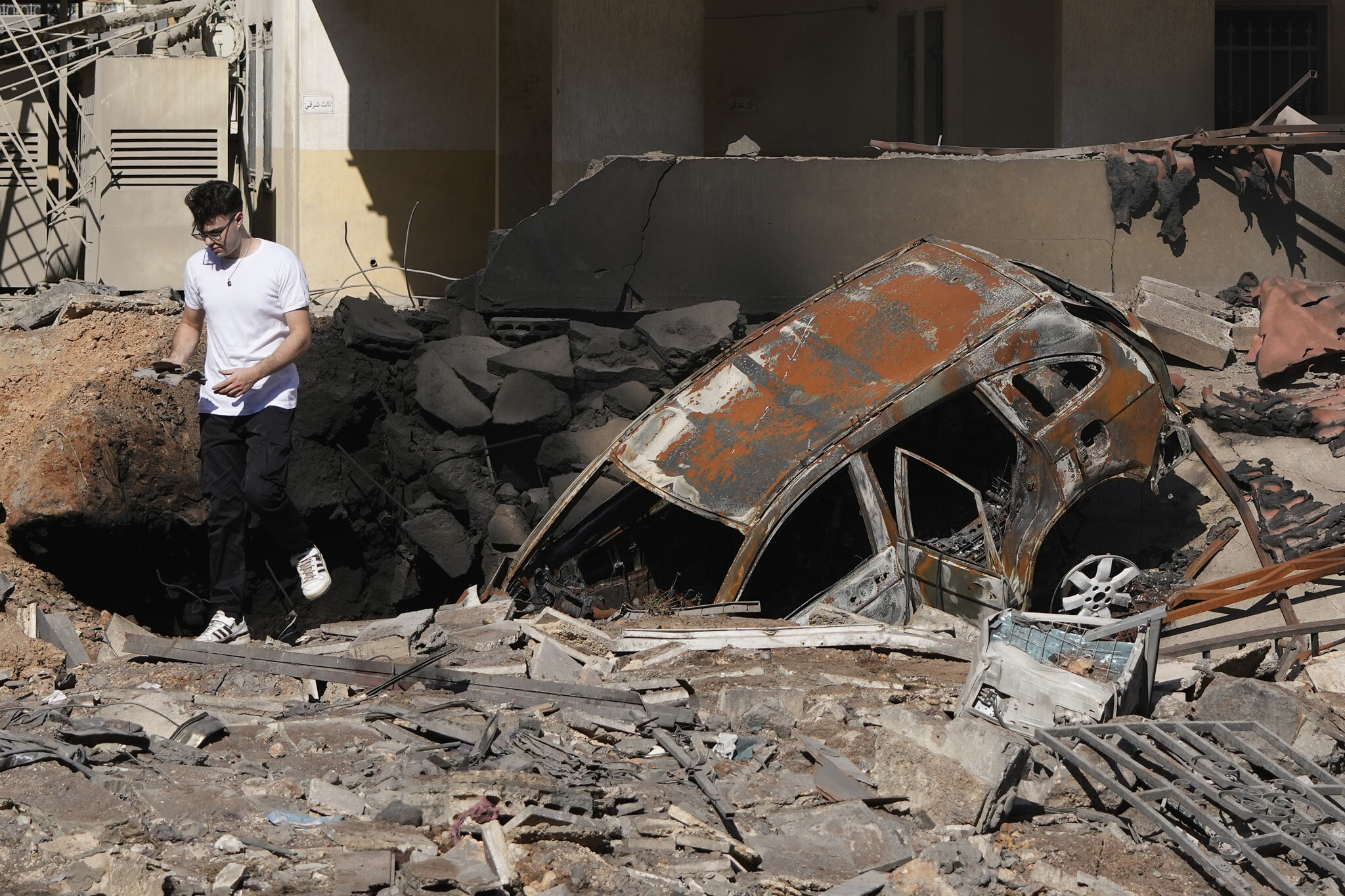 Βομβαρδίζεται ξανά η Βηρυτός, κατέρρευσε κτήριο (ΦΩΤΟ)