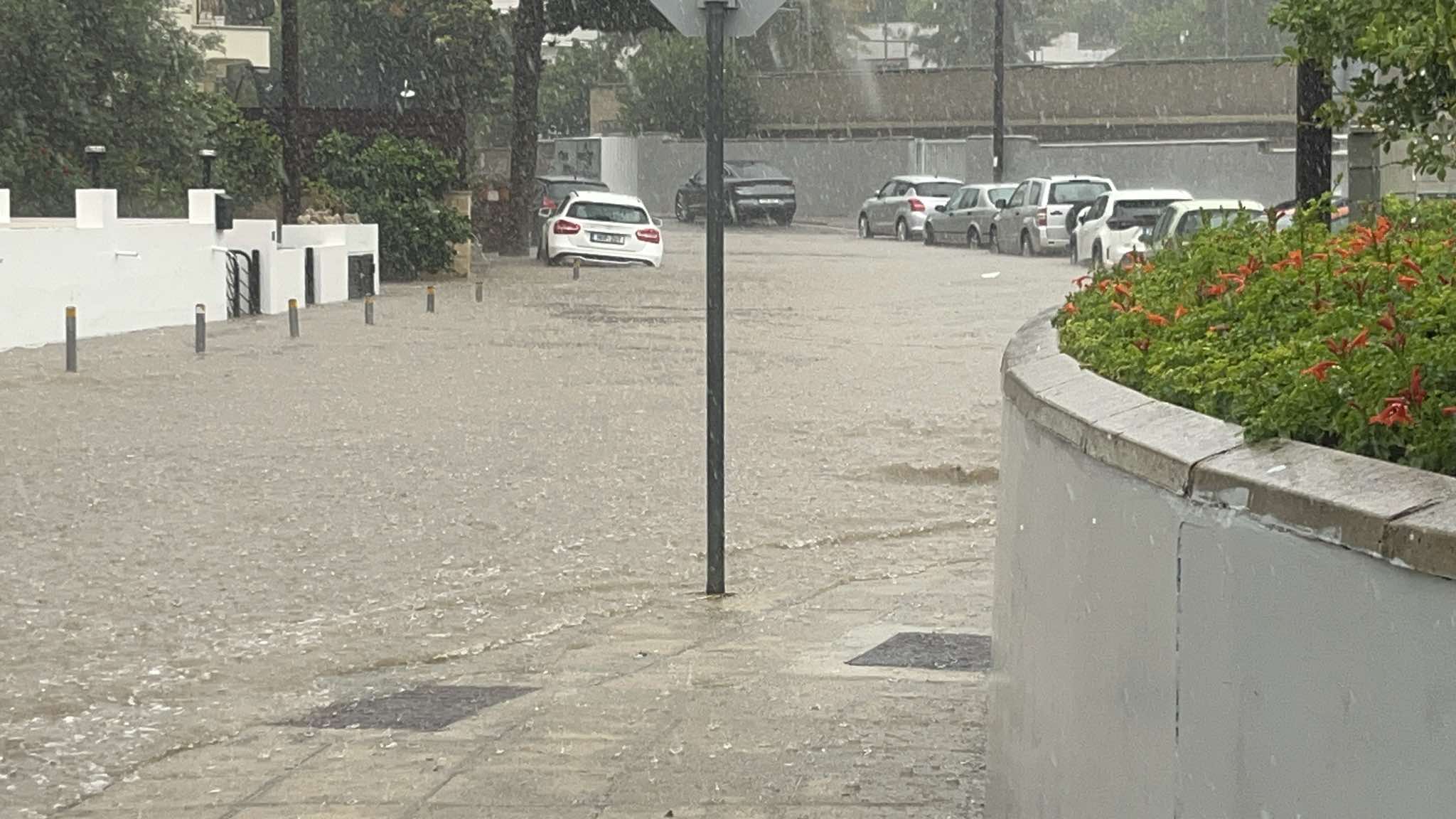 ΒΙΝΤΕΟ: Άνοιξαν οι ουρανοί σε πολλές περιοχές, έντονα φαινόμενα στην Λευκωσία