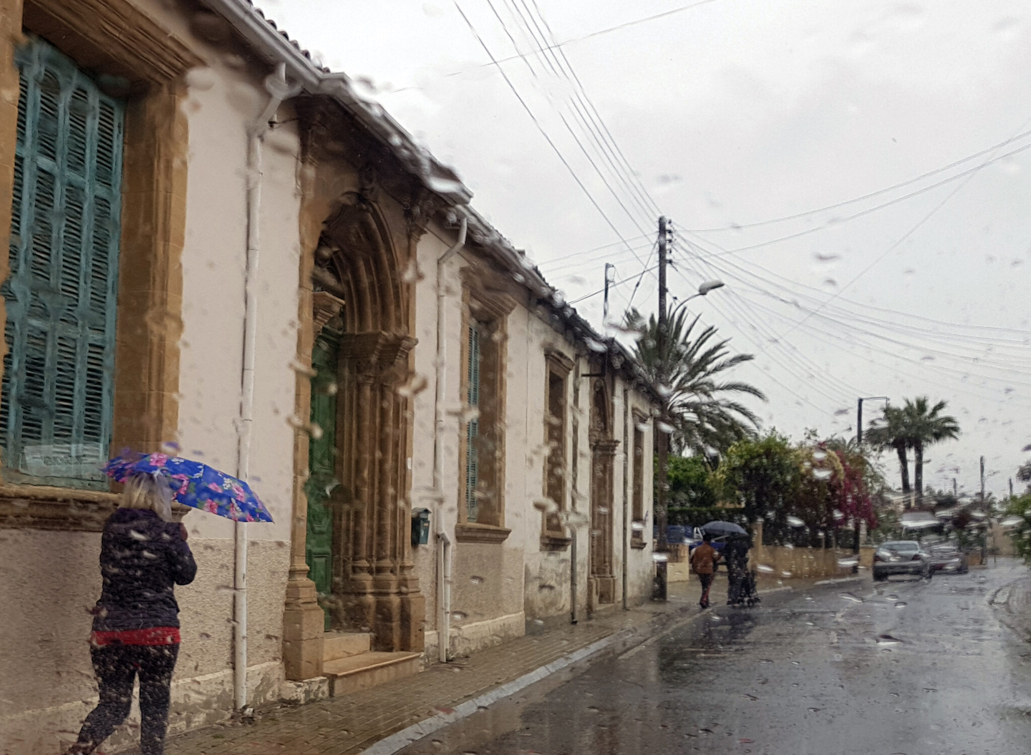 Ήλιος, βροχές και καταιγίδες το Σαββατοκύριακο, κατεβαίνει η θερμοκρασία