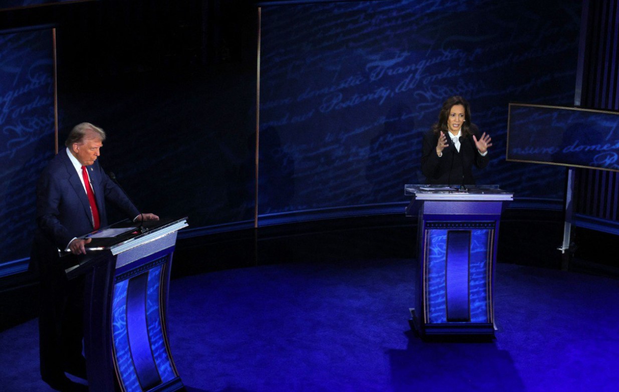 Διασταύρωσαν ξίφη Χάρις-Τραμπ: «Έφαγα σφαίρα εξαιτίας σας» – «Είσαι δικτάτορας»