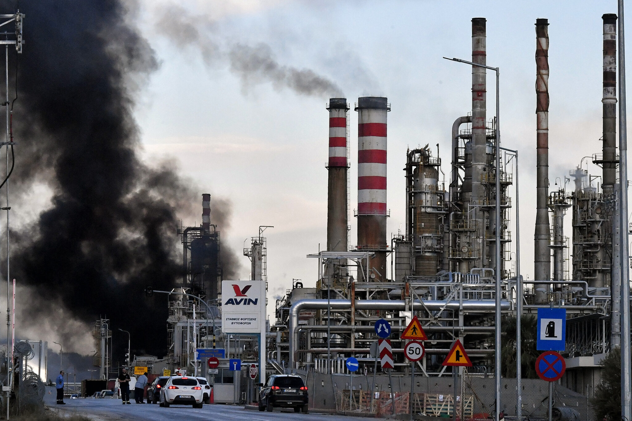 Σε ύφεση η πυρκαγιά στις εγκαταστάσεις Motor Oil, αποκαταστάθηκε η κυκλοφορία