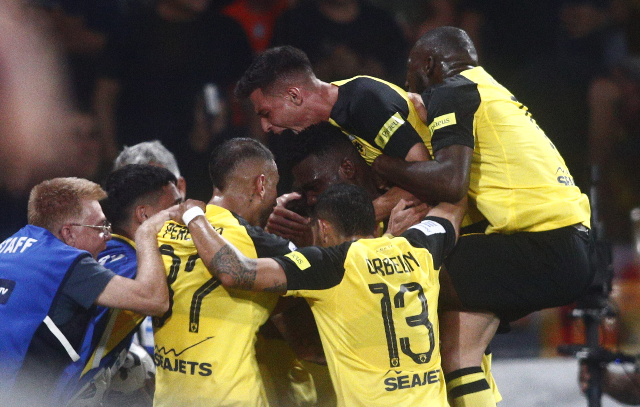 Πιερό και Άμραμπατ έστειλαν την ΑΕΚ κορυφή