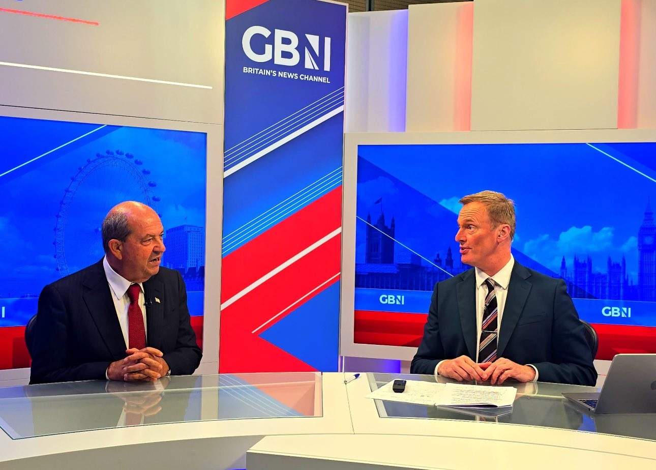 Βλέψεις για δυο κράτη εντός Ευρωπαϊκής Ένωσης παρουσίασε στο Λονδίνο ο Τατάρ