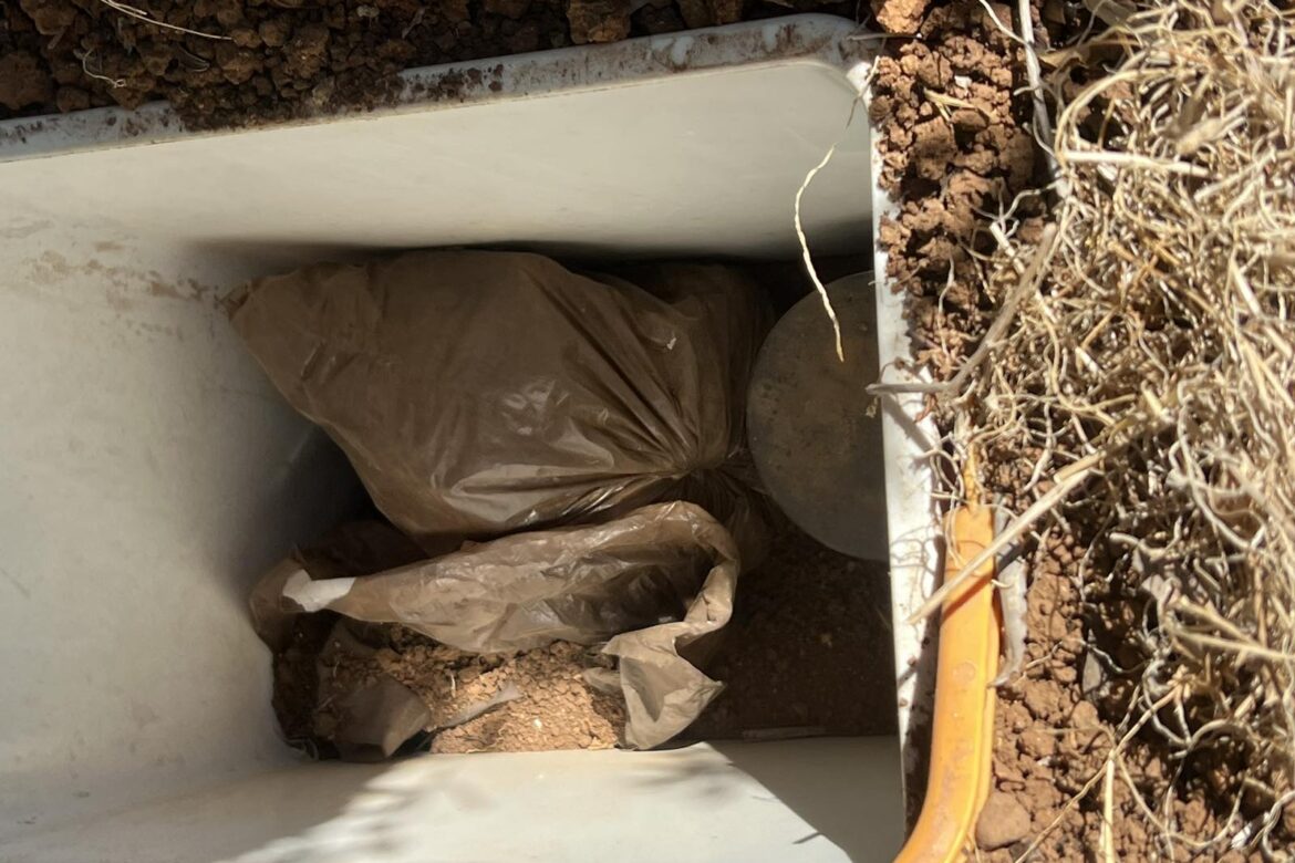 Τον είδαν να σκάβει σε χωράφι, έκρυβε παγωνιέρα με κοκαΐνη και κάνναβη