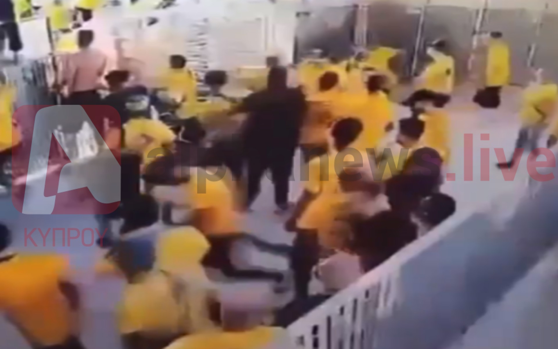 ΒΙΝΤΕΟ: Η στιγμή που «μπουκάρουν» οι οπαδοί της ΑΕΛ στο γήπεδο