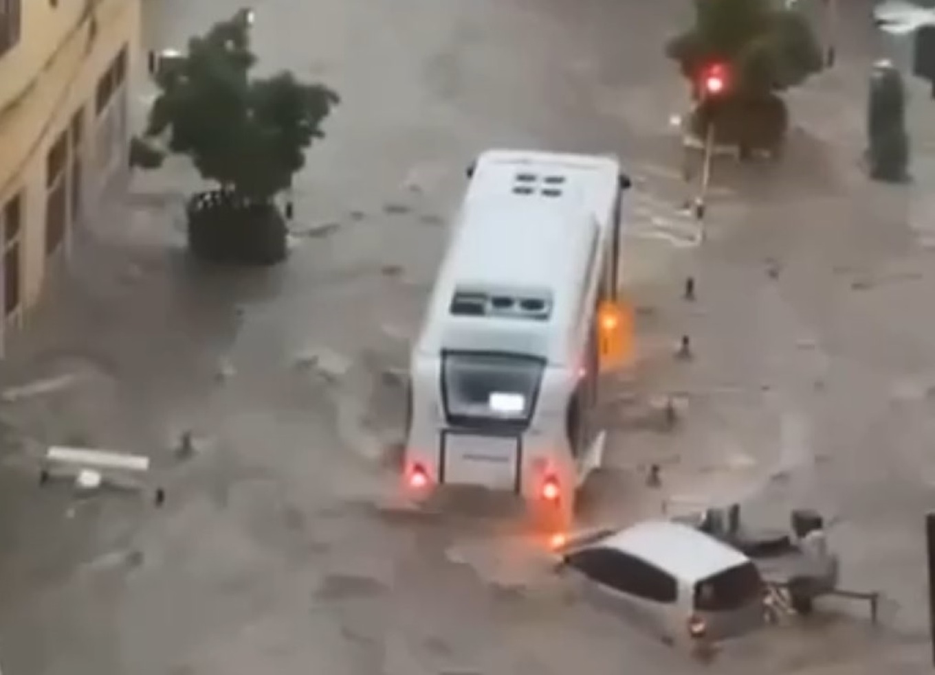 Κάννες: Δρόμοι έγιναν ποτάμια από ξαφνική νεροποντή