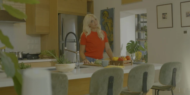 Τρυπώσαμε στο γύρισμα της Καραντώνη για το trailer της «Παραδοσιακής Βραδιάς»