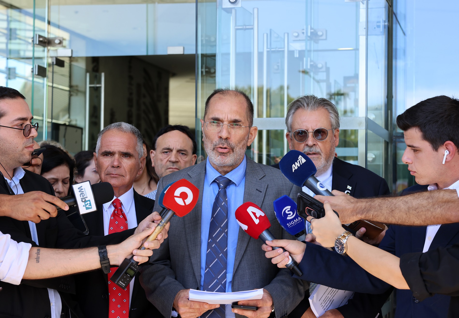 «Θα φιμώνονται όλοι»: Πολιτική θύελλα για την παύση Οδυσσέα Μιχαηλίδη (ΒΙΝΤΕΟ)