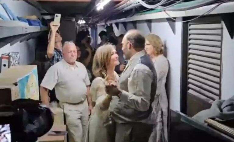 Ισραήλ:Νεόνυμφο ζευγάρι χορεύει αγκαλιασμένο μέσα σε καταφύγιο εν ώρα επίθεσης