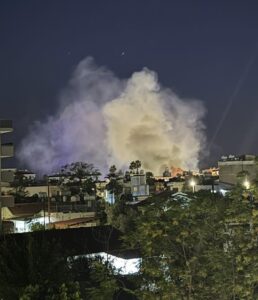 ΦΩΤΟ: Στις φλόγες οικία στην «καρδιά» της Λεμεσού, μάχη να σωθούν διπλανά σπίτια