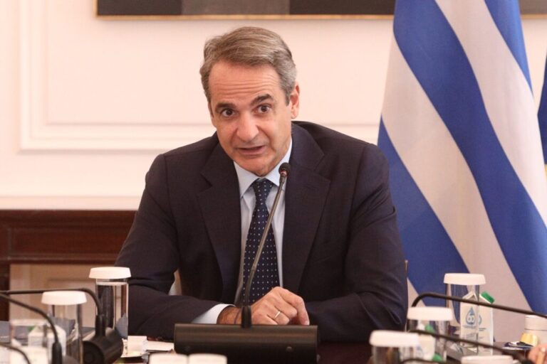 Μητσοτάκης σε υπουργικό: Ο κατώτατος μισθός να φτάσει στα 950 ευρώ το 2027