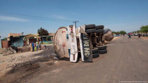 Νιγηρία: Μετά τη σύγκρουση βυτιοφόρου κόσμος πήγε να μαζέψει καύσιμα που χύθηκαν