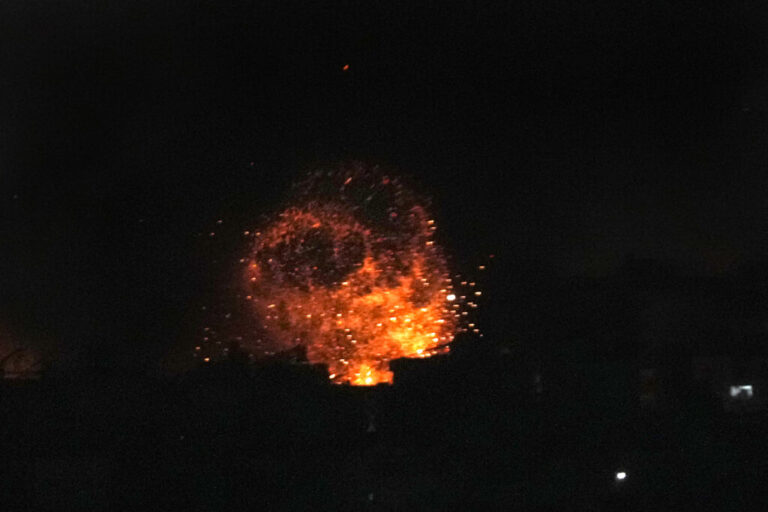 Ο ισραηλινός στρατός «σφυροκοπά» τα νότια προάστια της Βηρυτού