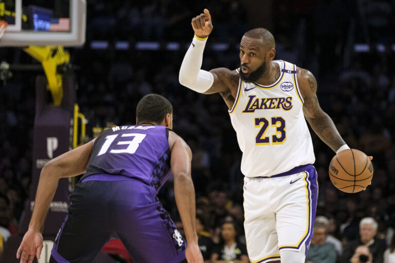 Αγέραστος Λεμπρόν, οδήγησε στο 3/3 τους Λέικερς με τριπλ-νταμπλ