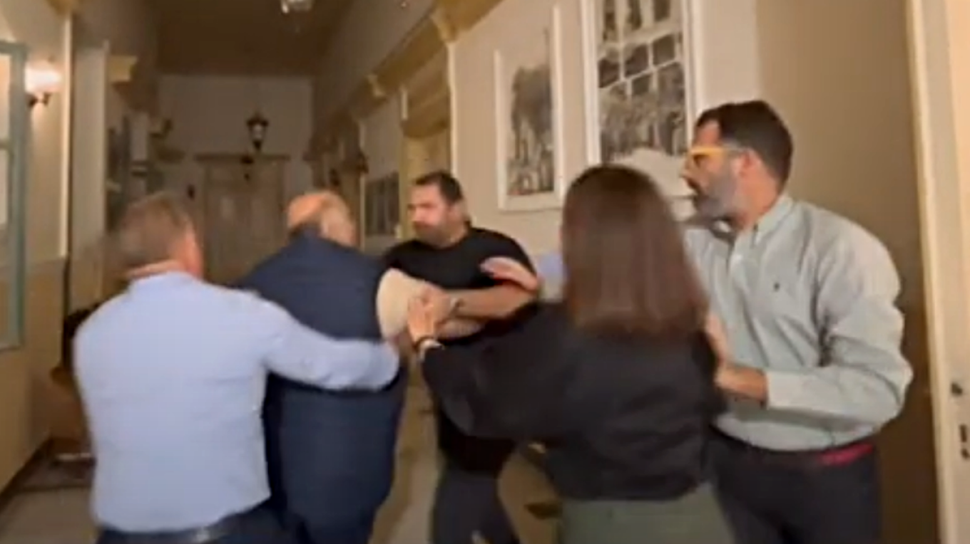 Αντιδήμαρχοι στις Σέρρες πιάστηκαν στα χέρια για τη διαχείριση μηχανημάτων (VID)