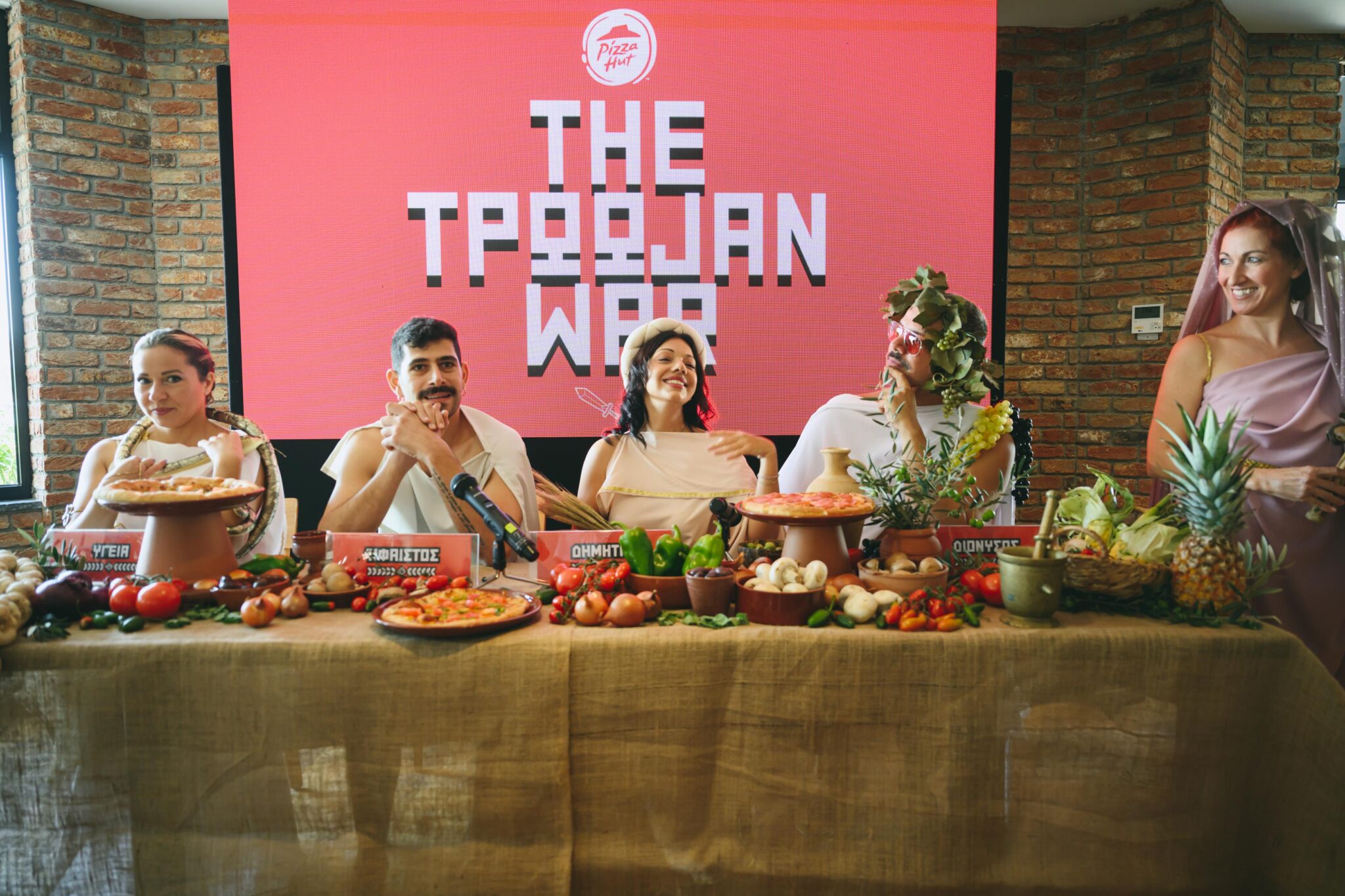 Pizza Hut: Ανατρεπτική διαφημιστική καμπάνια με διαφορετικούς «Τρώες»