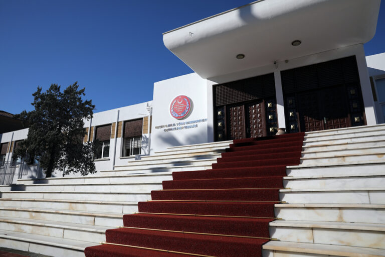 Τουρκικό σίριαλ στην ψευδοβουλή και δύο… στο νοσοκομείο (ΒΙΝΤΕΟ)