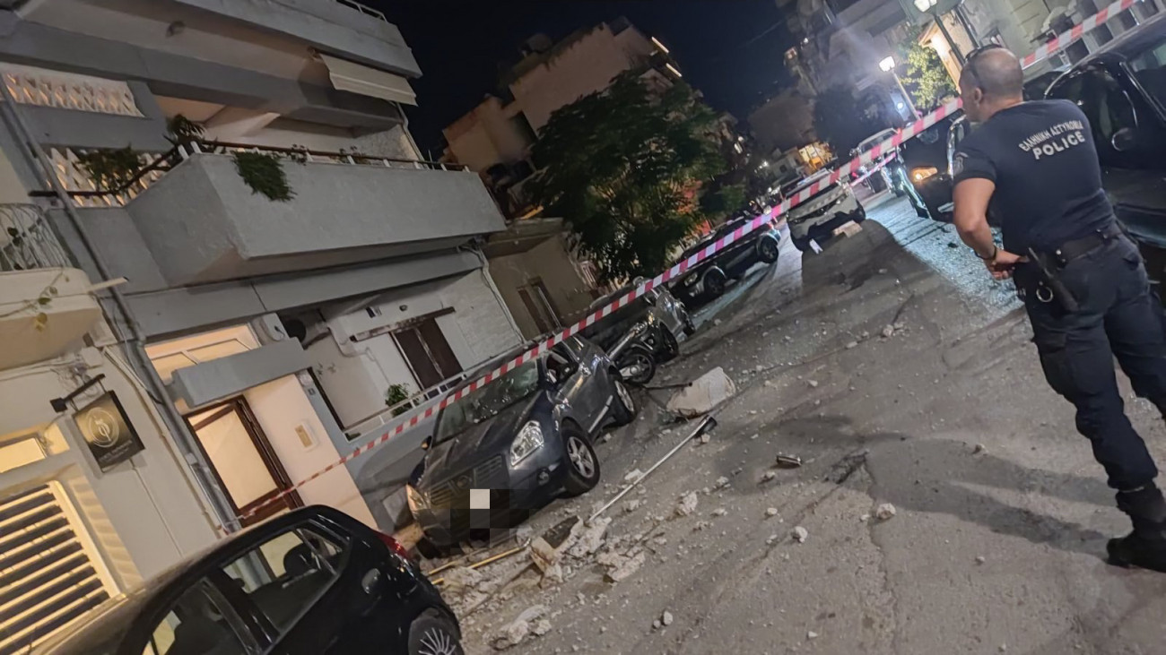 Απίστευτες εικόνες: Μπαλκόνι πολυκατοικίας αποκολλήθηκε σε δρόμο του Ηρακλείου