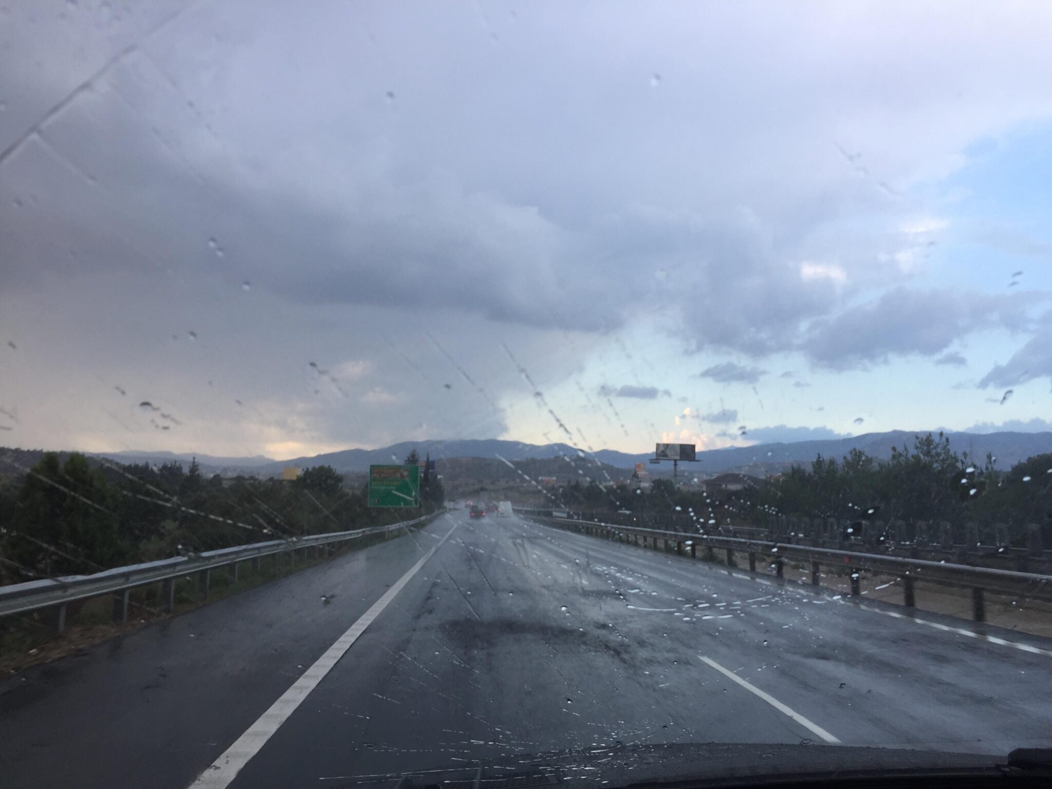 Προσοχη! Συσσώρευση χαλαζιού και νερού στον δρόμο Αυδήμου-Πάχνας