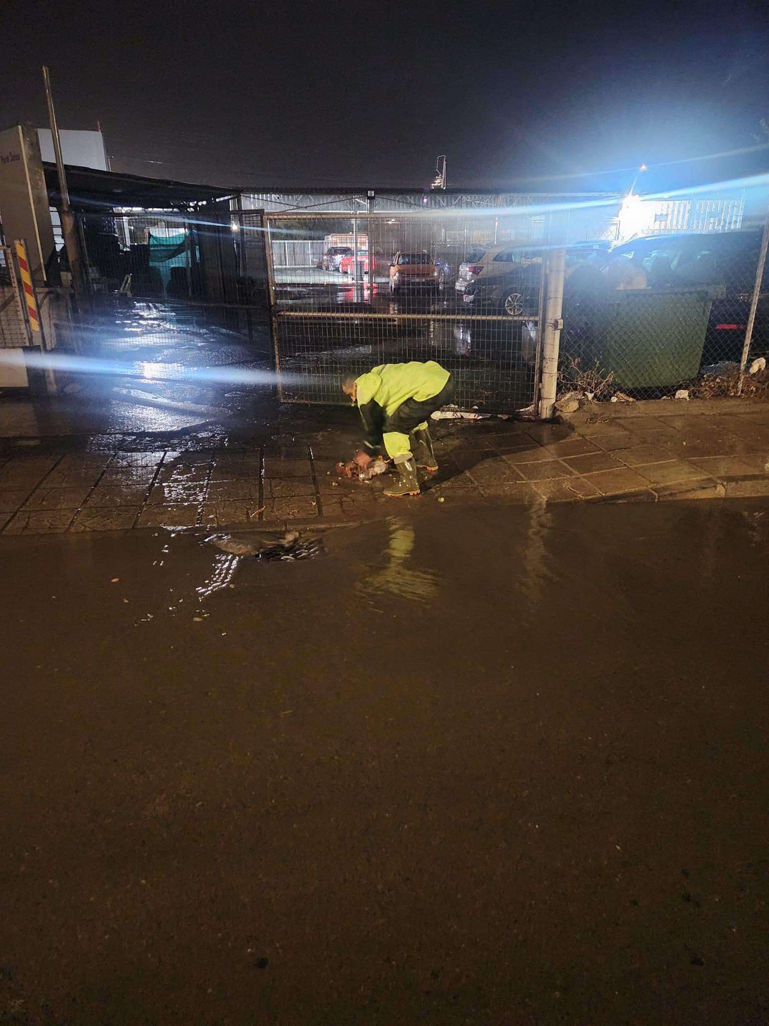 ΒΙΝΤΕΟ: Δέντρο τυλίχθηκε στις φλόγες μετά από κεραυνό στη Λάρνακα