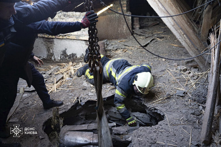 Κέντρο υγείας στο Κίεβο τυλίχθηκε στις φλόγες μετά από επιδρομή ρωσικών drones