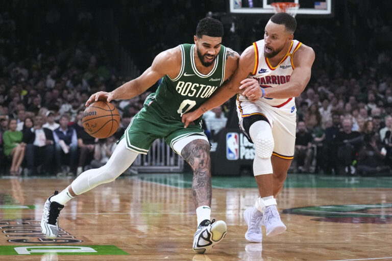 Μόνοι αήττητοι οι Καβαλίερς, εντός έδρας ήττα από τους Γουόριος για τους Σέλτικς