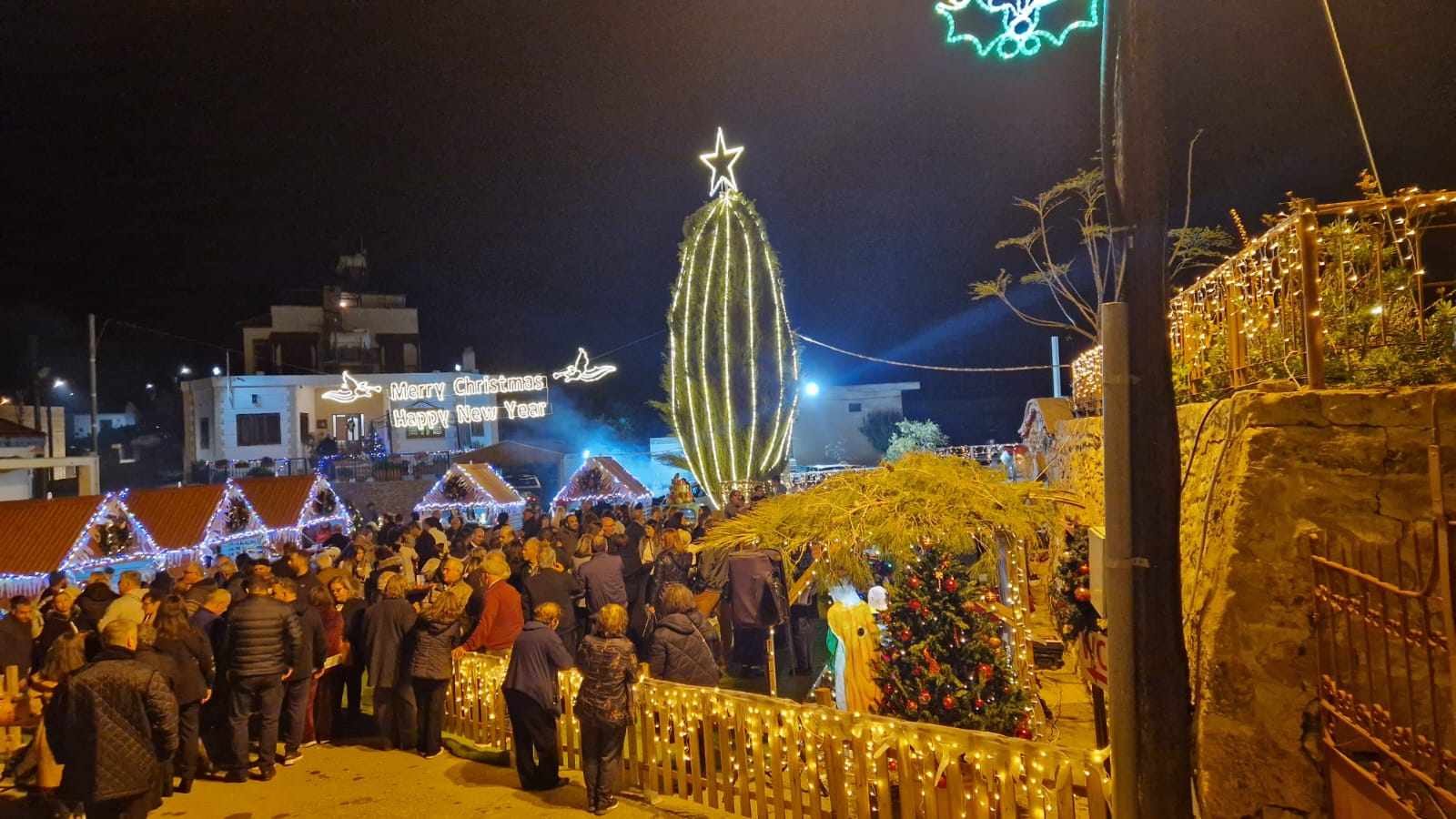 Ο Κορμακίτης φόρεσε τα γιορτινά του: Άνοιξε το πρώτο χριστουγεννιάτικο χωριό