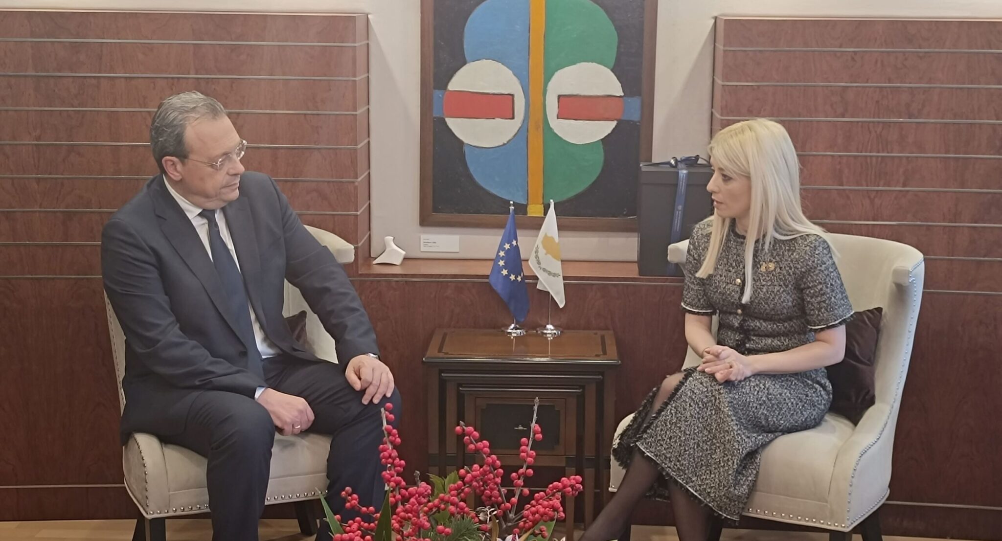Ενίσχυση συνεργασίας Ελλάδας – Κύπρου συζήτησαν Αννίτα – Φάμελλος