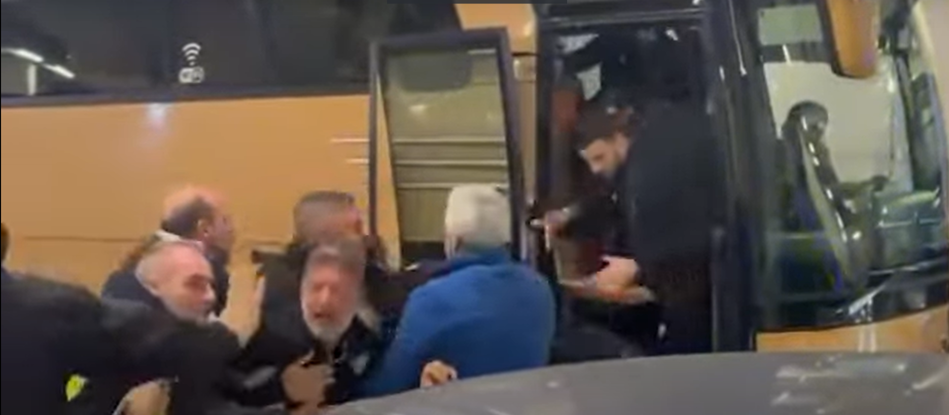 Χαμός στην OPAP Arena μεταξύ οπαδών της ΑΕΚ και παικτών του ΠΑΟΚ