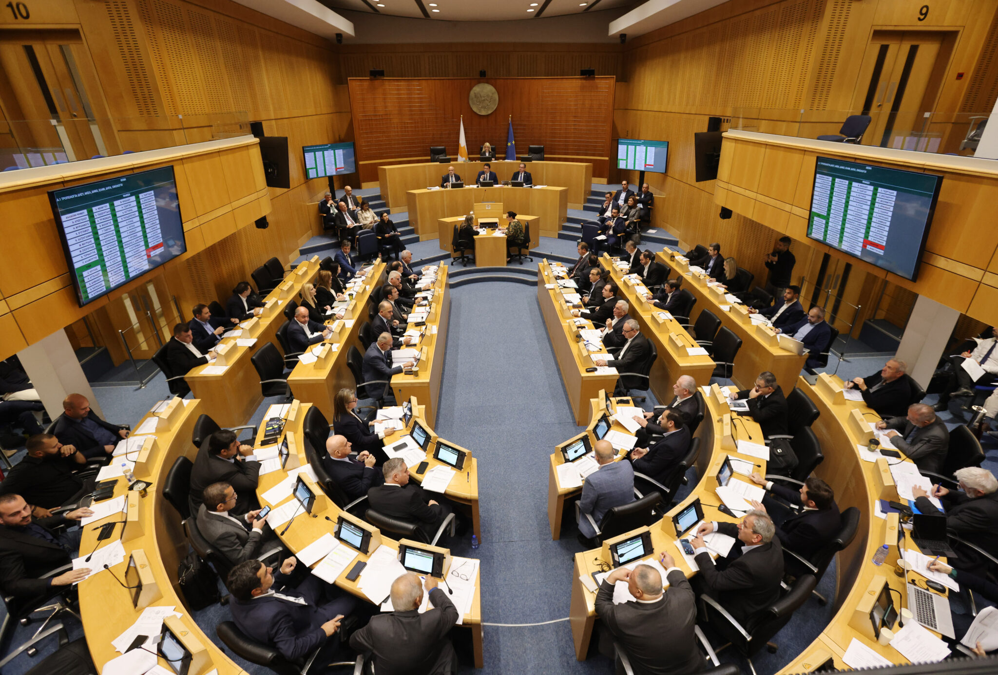 Εκτάκτως στα έδρανα οι βουλευτές για την αναπομπή Χριστοδουλίδη