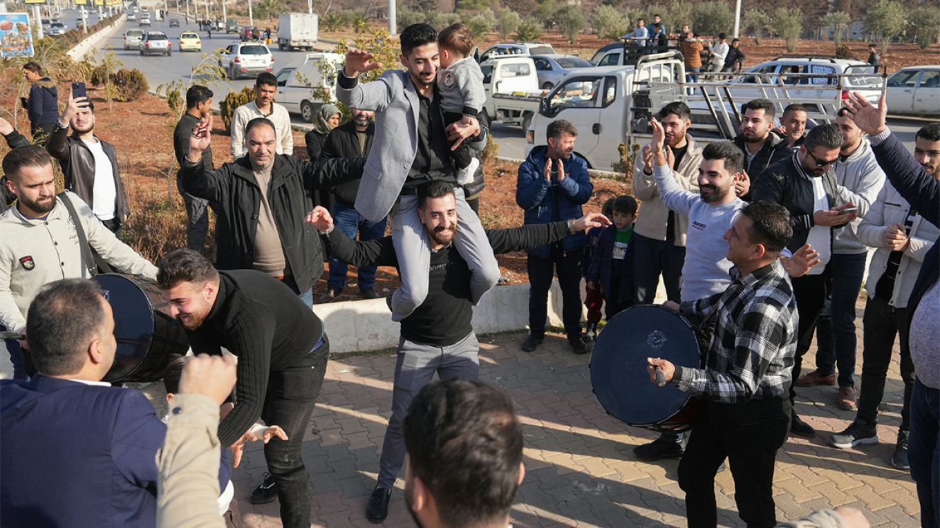 Συρία: Η Κομισιόν ανακοίνωσε αποστολή ειδών πρώτης ανάγκης μέσω της τουρκικής «αερογέφυρας»