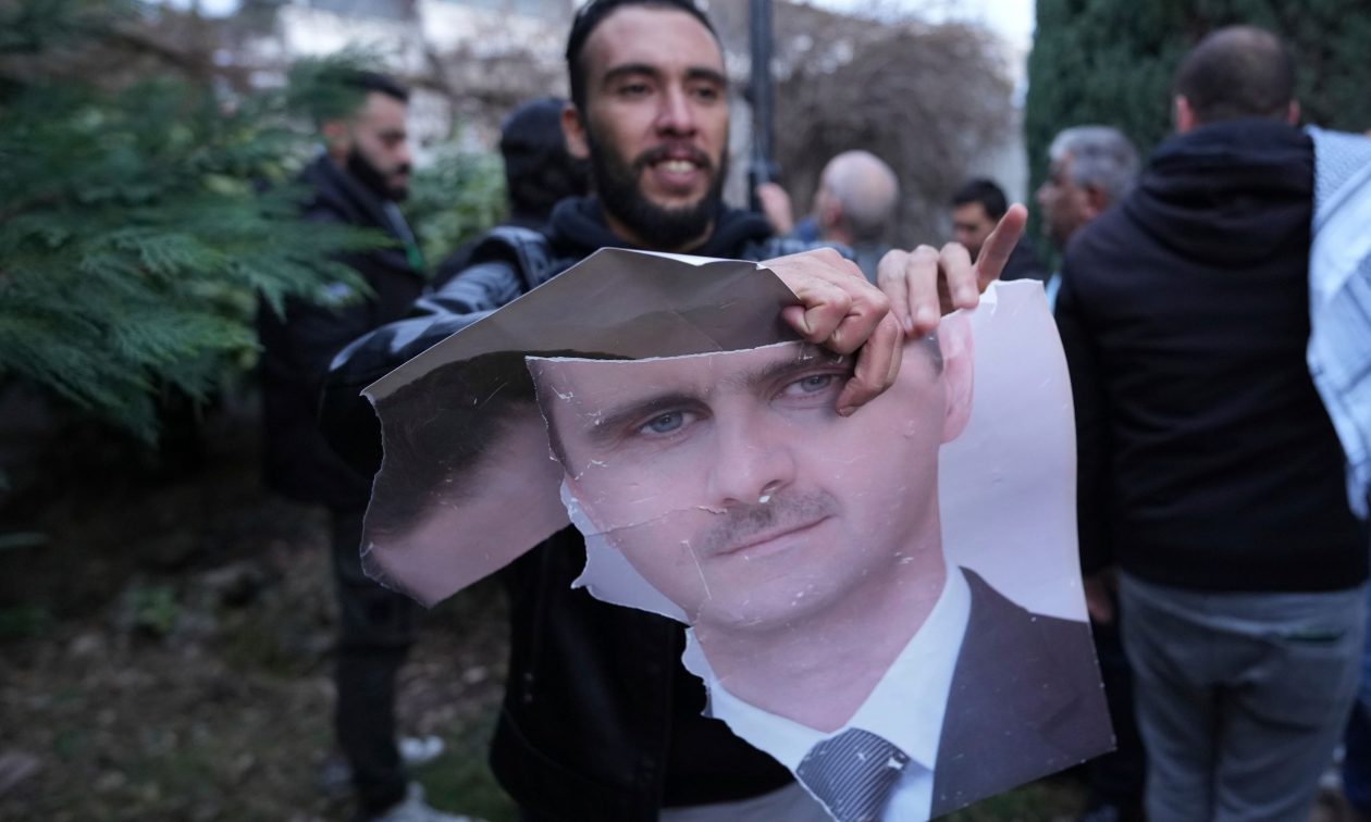 Η Ελλάδα χαιρετίζει την πτώση του «αυταρχικού καθεστώτος Άσαντ»