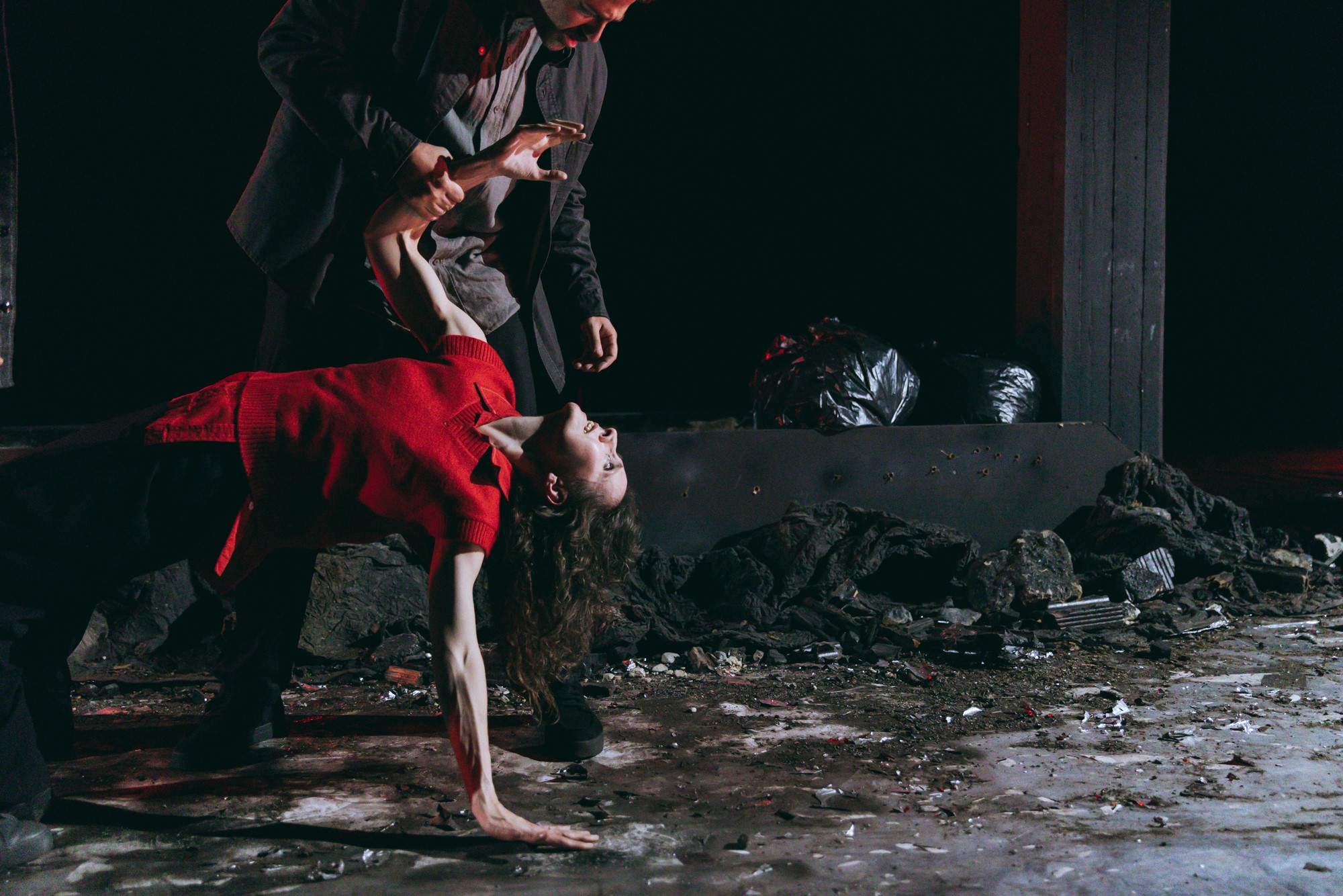 «Απόπειρες για τη ζωή της»: Στη Λεμεσό για μια μόνο παράσταση