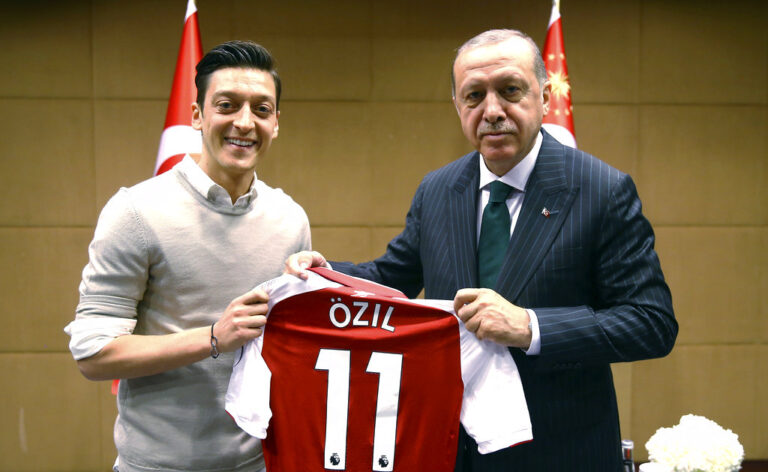 Στέλεχος της κυβέρνησης Ερντογάν ο Μεσούτ Εζίλ