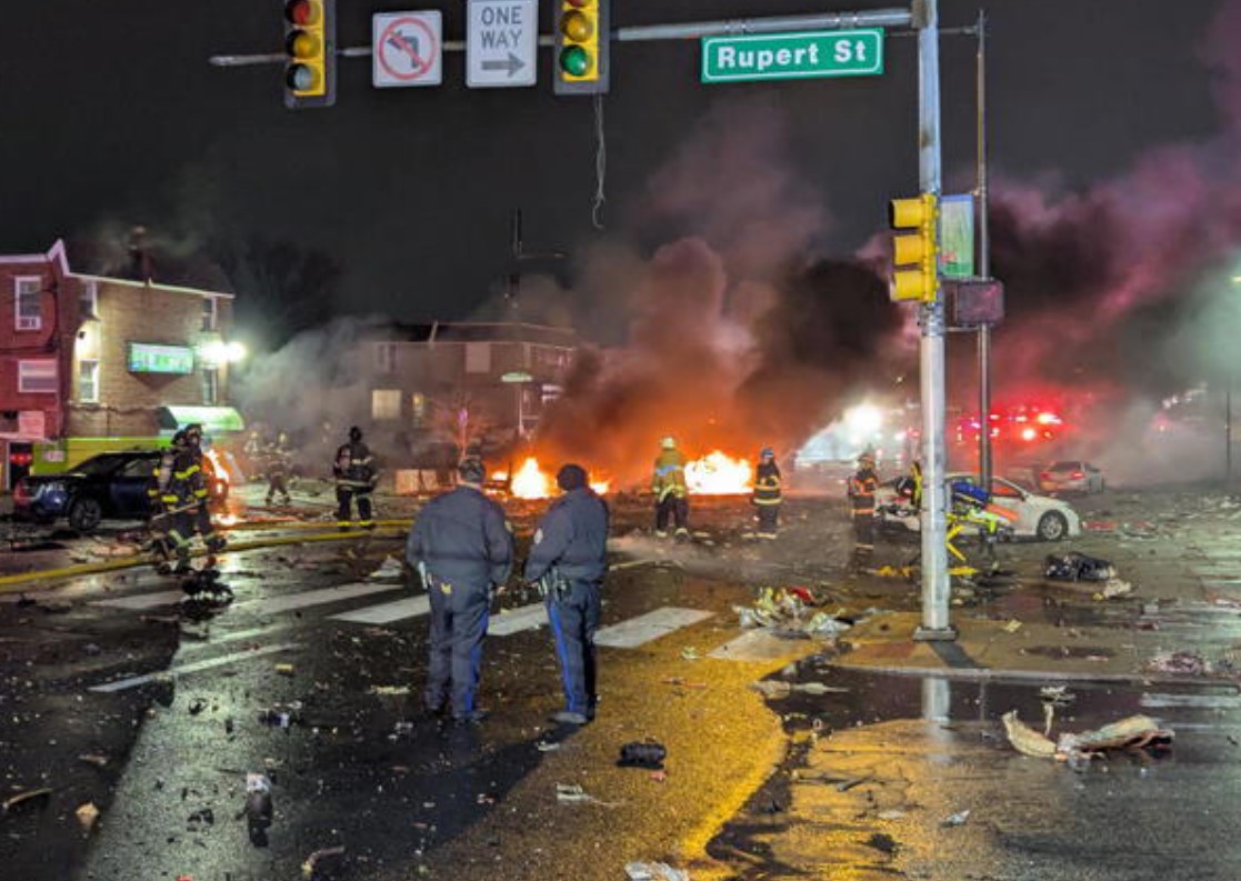 Επτά νεκροί και 19 τραυματίες από τη συντριβή αεροασθενοφόρου στη Φιλαδέλφεια