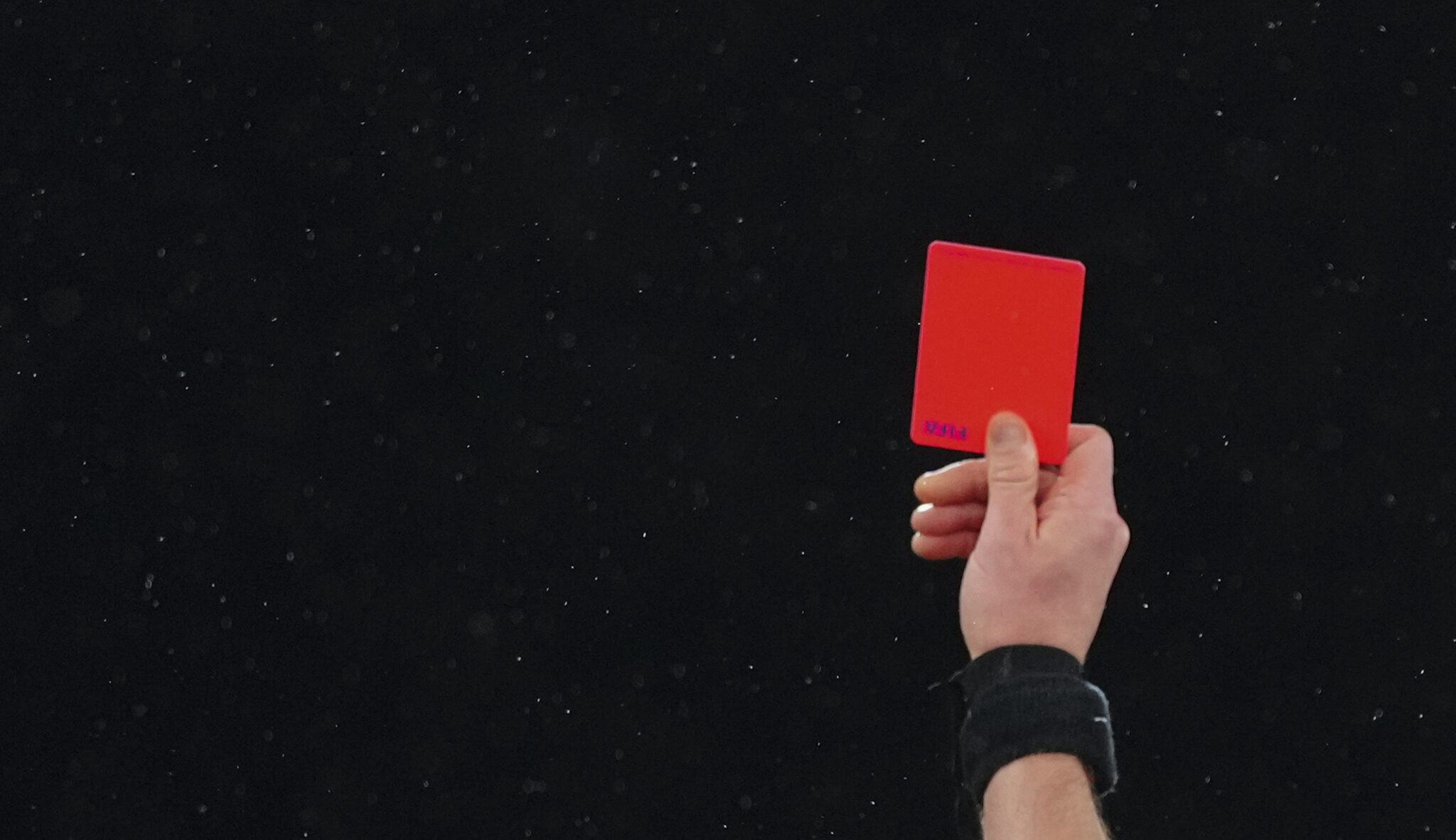 Απίθανο σκηνικό: Αναβολή σε ματς της 8ης Γερμανίας καθώς παιδί παίκτη δάγκωσε στα γεννητικά όργανα τον διαιτητή