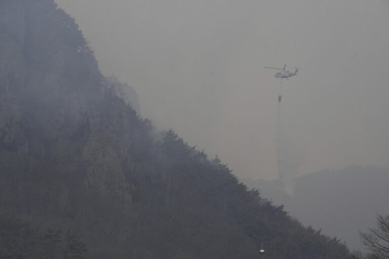 Η Νότια Κορέα αντιμέτωπη με τις πιο καταστροφικές πυρκαγιές της ιστορίας της