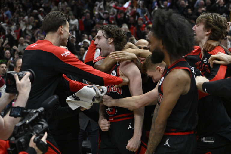 Απίστευτη νίκη των Μπουλς επί των Λέικερς με «βόμβα» Γκίντι από το κέντρο