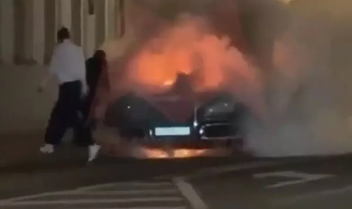 Βίντεο: Έκαψαν λιμουζίνα που ανήκει στον πολυτελή στόλο του Πούτιν