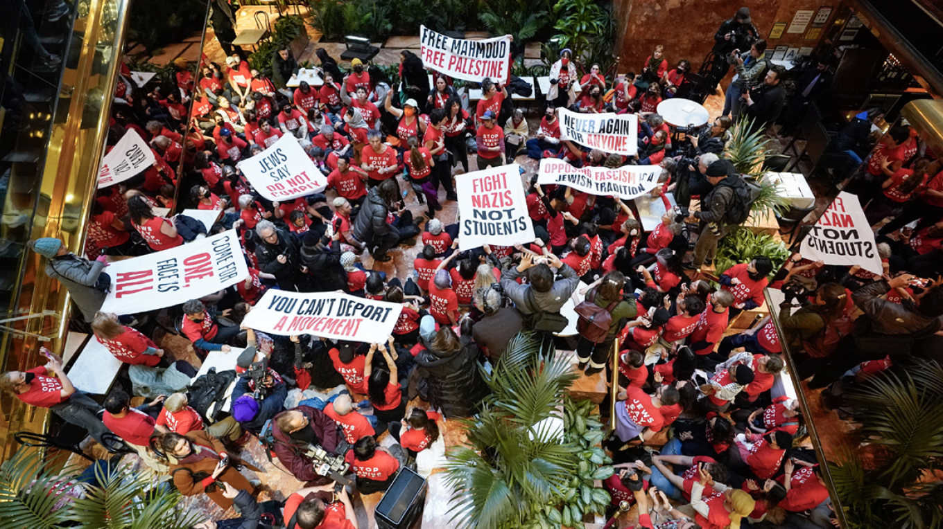 ΒΙΝΤΕΟ: Εισβολή διαδηλωτών στο Trump Tower με σύνθημα «σταματήστε να εξοπλίζετε το Ισραήλ»