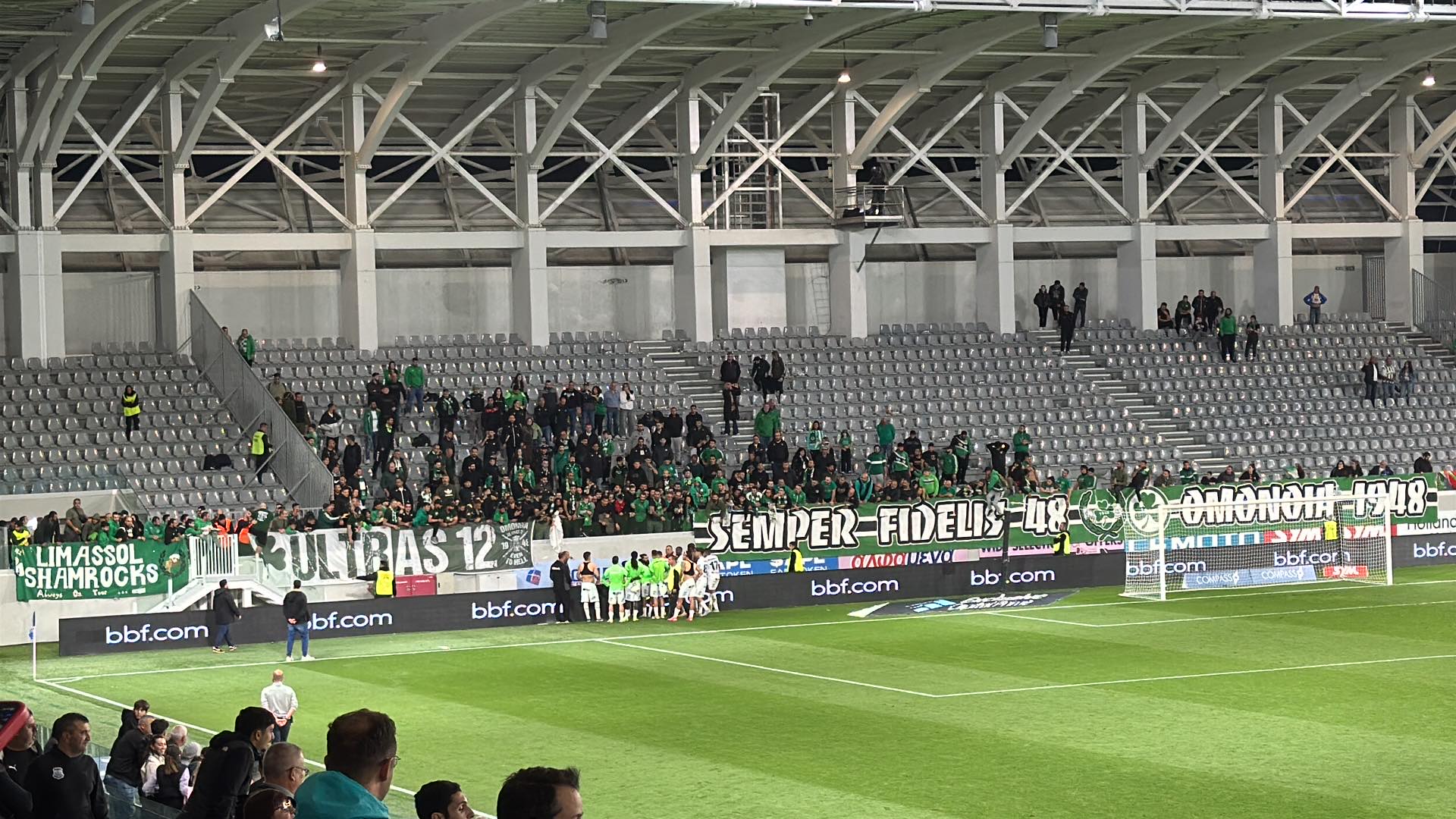 Τετ-α-τετ ο κόσμος της Ομόνοιας με τους παίκτες, ζήτησαν εξηγήσεις και έστειλαν μήνυμα ενότητας