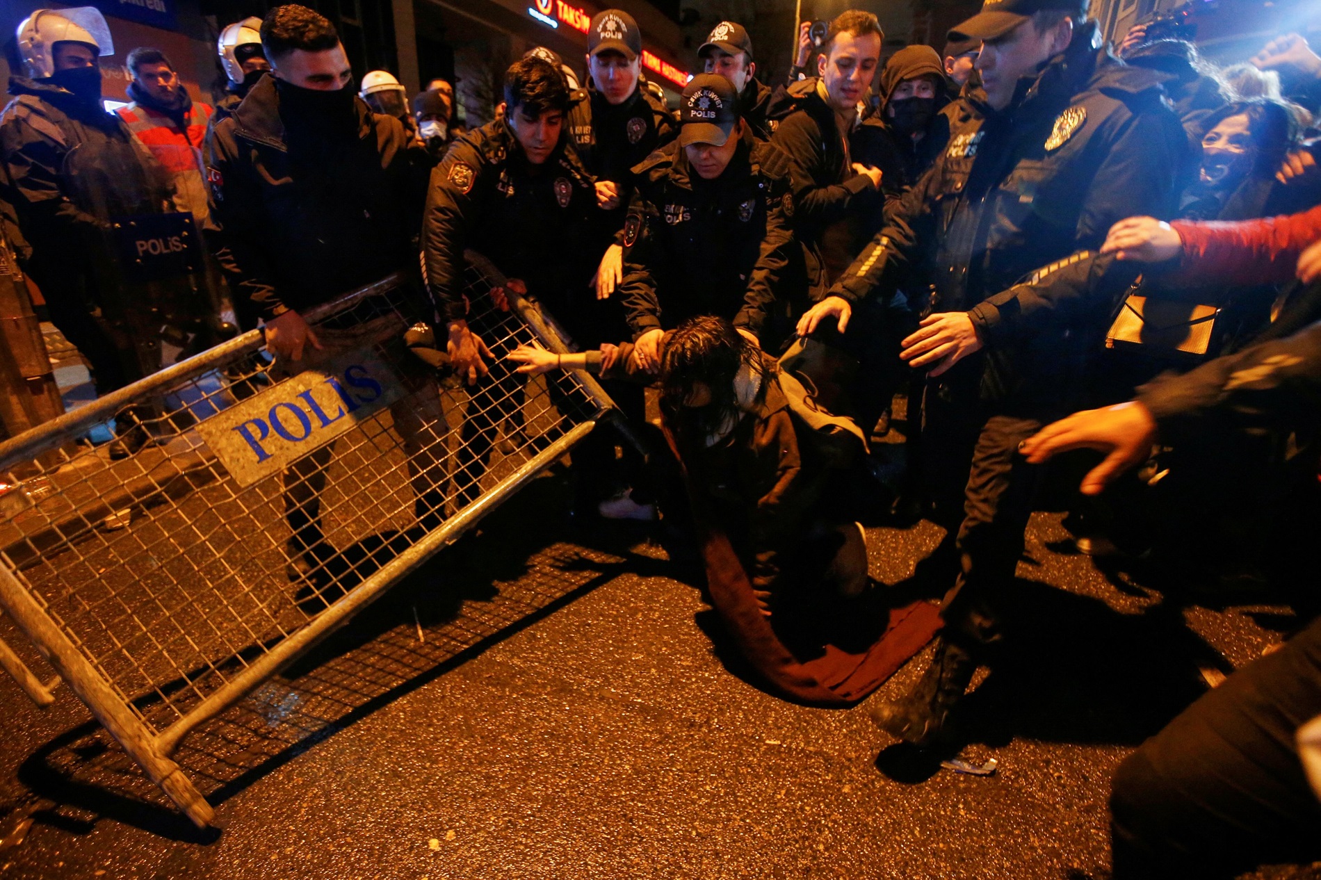 H Επίτροπος Διεύρυνσης ακύρωσε προγραμματισμένη επίσκεψη στην Τουρκία