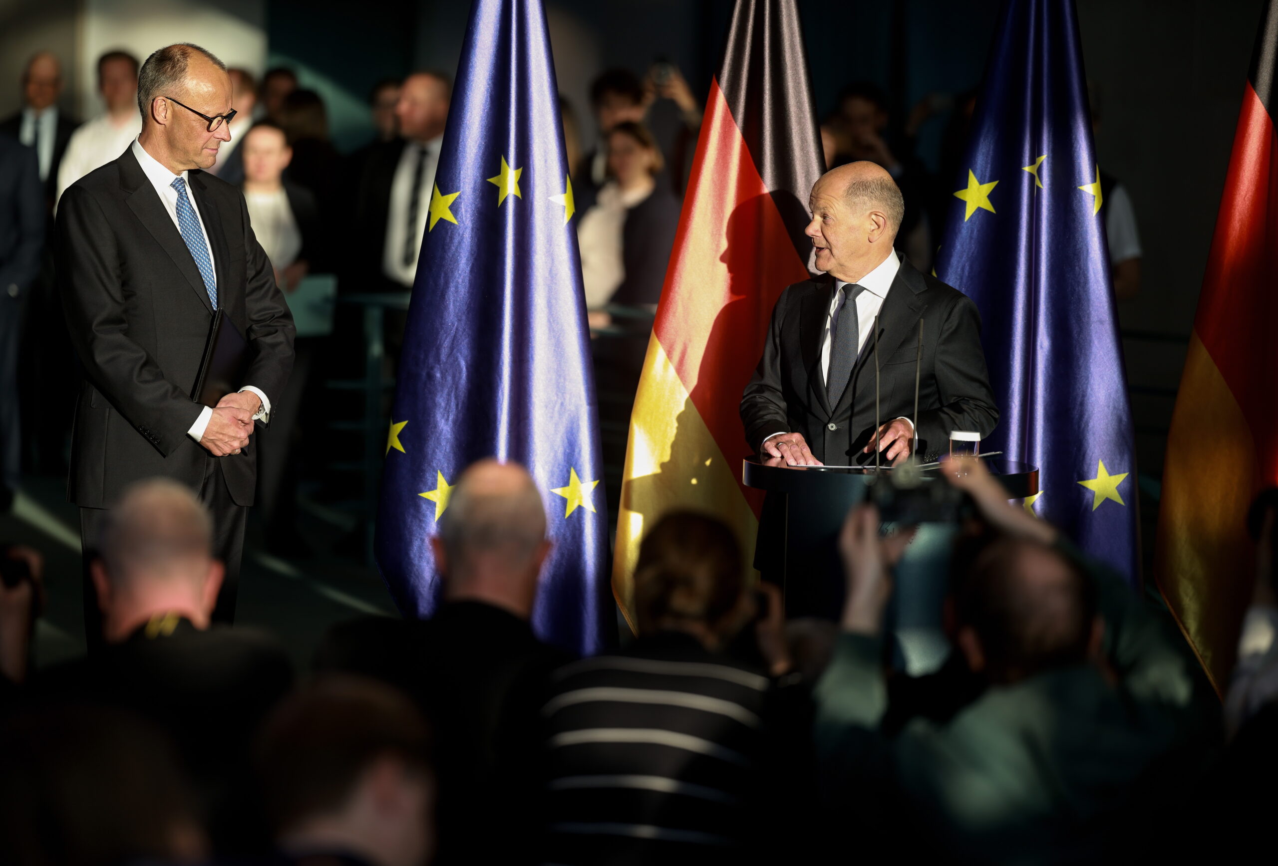 ΒΙΝΤΕΟ: Με κόκκινα χαλιά και στρατιωτικό άγημα η υποδοχή ΠτΔ στη Γερμανική Καγκελαρία