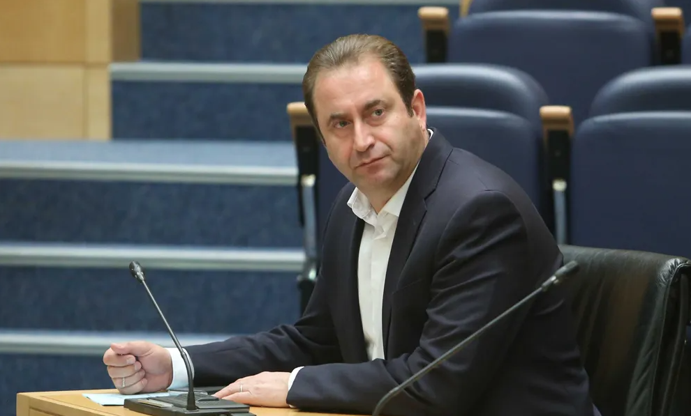 &Gamma;&iota;ώ&rho;&gamma;&omicron;&sigmaf; &Lambda;&omicron;&upsilon;&kappa;&alpha;ΐ&delta;&eta;&sigmaf;: &Sigma;&upsilon;&nu;&epsilon;&chi;ί&zeta;&epsilon;&iota; &omega;&sigmaf; &kappa;&omicron;&iota;&nu;&omicron;&beta;&omicron;&upsilon;&lambda;&epsilon;&upsilon;&tau;&iota;&kappa;ό&sigmaf; &Epsilon;&kappa;&pi;&rho;ό&sigma;&omega;&pi;&omicron;&sigmaf; &tau;&omicron;&upsilon; &Alpha;&Kappa;&Epsilon;&Lambda;
