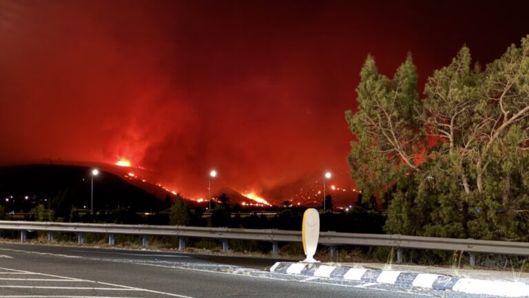 «Μάτωσε» ο ουρανός της Λεμεσού από τη φονική πυρκαγιά τεραστίων διαστάσεων