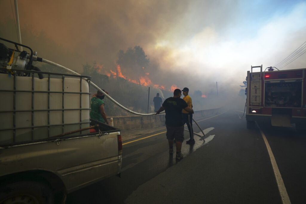 &Mu;&pi;&alpha;ί&nu;&epsilon;&iota; &laquo;&tau;ά&xi;&eta;&raquo; &kappa;&alpha;&iota; &theta;&epsilon;&sigma;&mu;&iota;&kappa;ό &pi;&lambda;&alpha;ί&sigma;&iota;&omicron; &sigma;&tau;&omicron;&nu; &epsilon;&theta;&epsilon;&lambda;&omicron;&nu;&tau;&iota;&sigma;&mu;ό, &tau;&iota; &psi;ή&phi;&iota;&sigma;&tau;&eta;&kappa;&epsilon; &sigma;&tau;&eta; &Beta;&omicron;&upsilon;&lambda;ή