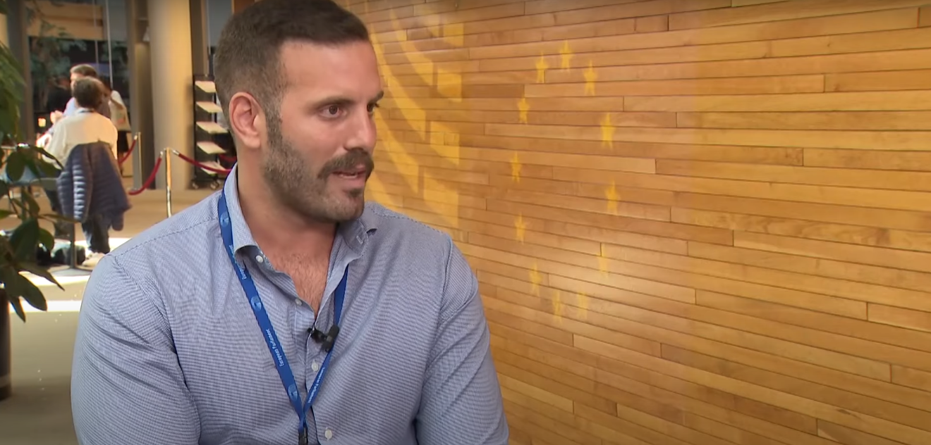 Συγκινεί ο Νίκος Παππάς: “Είμαι από το Βαρώσι – Η γιαγιά μου πέθανε με την ελπίδα να επιστρέψει σπίτι της”