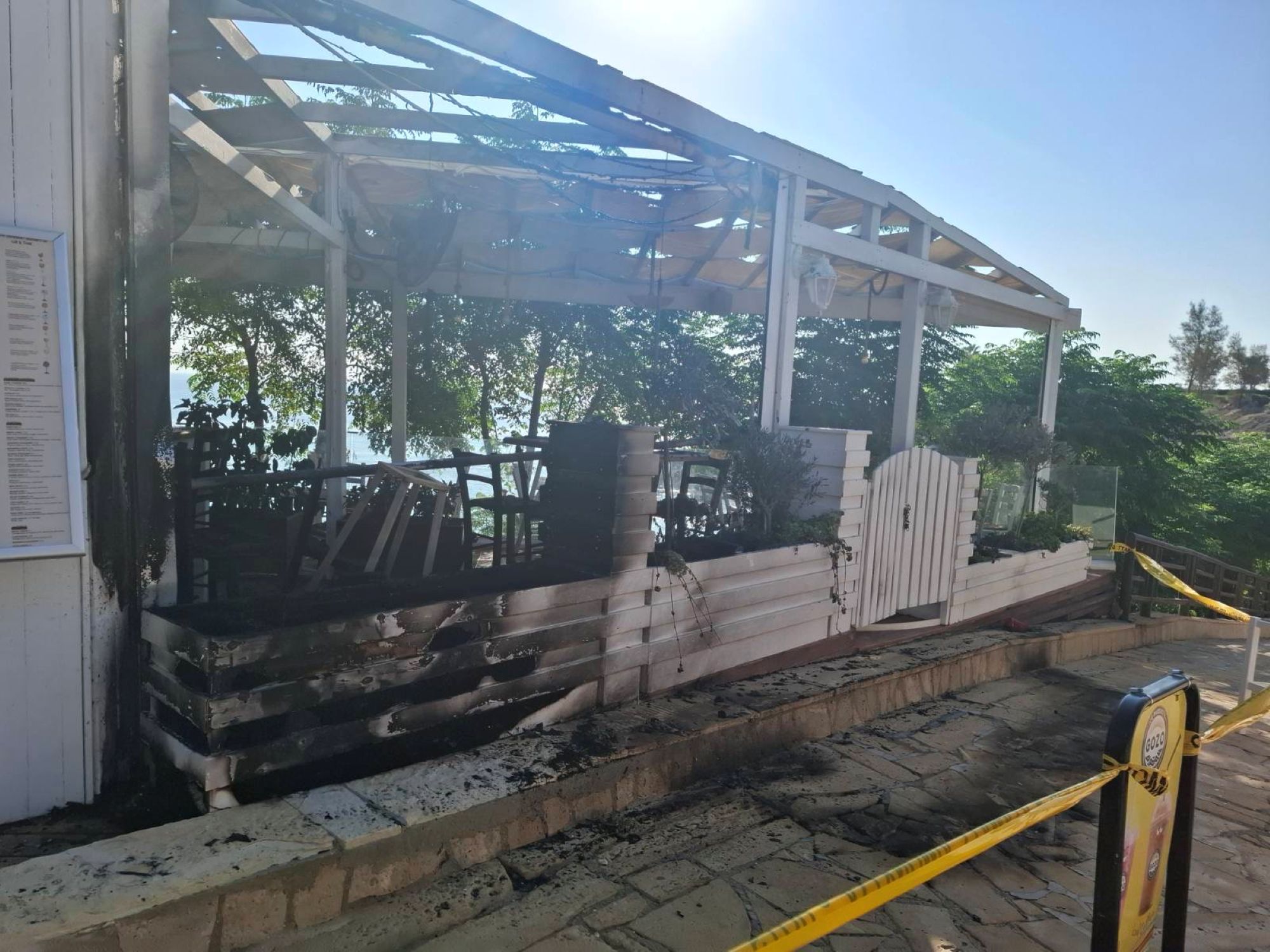 ΦΩΤΟ: Νυχτοβάτες πυρπόλησαν υποστατικό στο Παραλίμνι τα ξημερώματα