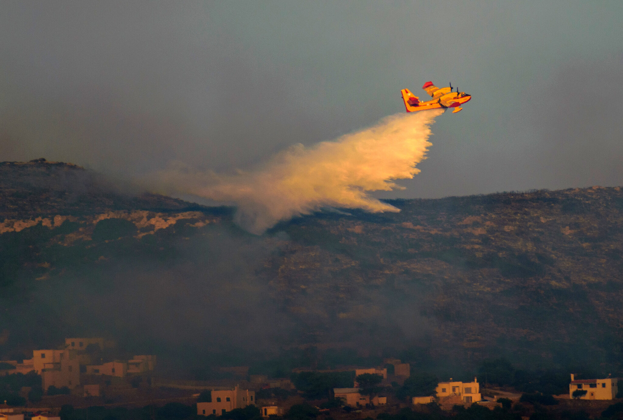 Δεν είναι μόνο οι αποζημιώσεις… το «αόρατο κόστος» της πυρκαγιάς μπορεί να φτάσει τα 20 εκ.