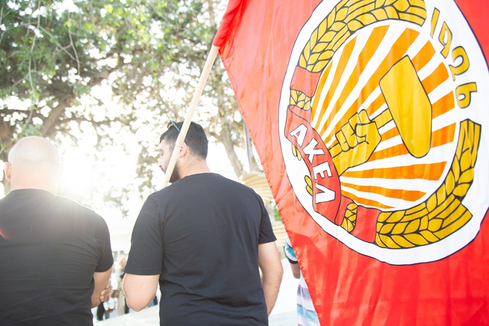 &laquo;&Upsilon;&pi;ό &epsilon;&kappa;&kappa;ό&lambda;&alpha;&psi;&eta; &sigma;&upsilon;&mu;&mu;&alpha;&chi;ί&alpha;&raquo;: &Pi;&omicron;&iota;&omicron;&upsilon;&sigmaf; &kappa;&alpha;&tau;&alpha;&gamma;&gamma;έ&lambda;&lambda;&epsilon;&iota; &tau;&omicron; &Alpha;&Kappa;&Epsilon;&Lambda; &gamma;&iota;&alpha; &laquo;&theta;&lambda;&iota;&beta;&epsilon;&rho;ό &kappa;&alpha;&tau;ή&phi;&omicron;&rho;&omicron;&raquo; &kappa;&alpha;&iota; &sigma;&upsilon;&nu;&epsilon;&rho;&gamma;&alpha;&sigma;ί&alpha; &tau;&eta;&nu; &epsilon;&pi;ό&mu;&epsilon;&nu;&eta; &mu;έ&rho;&alpha; &tau;&omega;&nu; &epsilon;&kappa;&lambda;&omicron;&gamma;ώ&nu;
